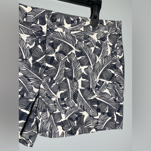 Banana Republic Black and White Hampton Fit Shorts - Picture 3 of 11